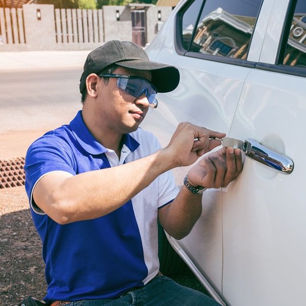 ofrecemos servicios de cerrajería de autos especializados para camionetas y vehículos comerciales